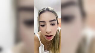 Sự cố lộ núm vú xinh trên live stream