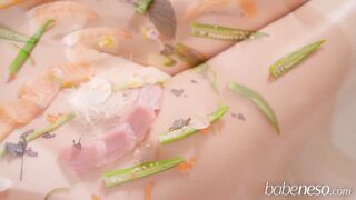 Bày sushi lên người mẫu ăn ngon hơn