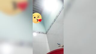 Đặt cam quay lén nhà con bạn thân lớp 10 đi đái