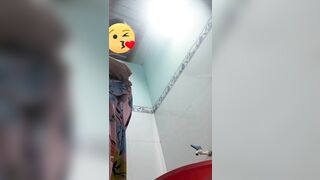 Đặt cam quay lén nhà con bạn thân lớp 10 đi đái