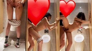 Clip Sex Dẫn em người yêu vào WC vụng trộm