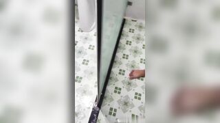 Mấy bé giờ liều thật, tranh thủ ra chơi vào nhà vệ sinh bú cu như này thì chịu rồi