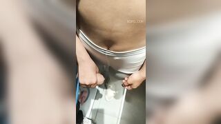 Chơi em nữ sinh dâm đãng trong nhà vệ sinh trung tâm thương mại