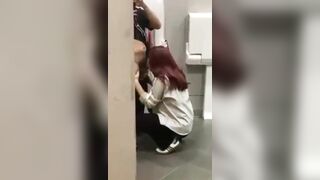 nứng quá bắt em rau sinh viên bú cu luôn trong nhà vệ sinh