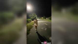 Chị gái nứng lồn ra đường khỏa thân đi bộ