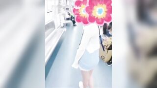 Cô gái triều người yêu khoe lồn trên xe buýt