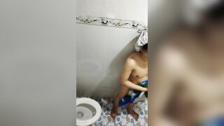 quay lén em gái say xỉn đi tắm mặt siêu phê