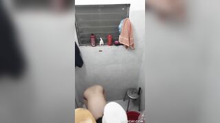 Cam quay lén em teen sinh viên tắm vú bự đg rửa lồn thì bất ngờ bị e phát hiện