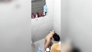 Cam quay lén em teen sinh viên tắm vú bự đg rửa lồn thì bất ngờ bị e phát hiện