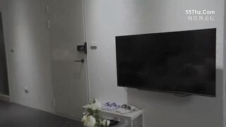 2 mẹ con bị 2 tên thợ điện biến thái đến nhà đè ra hiepdam tập thể