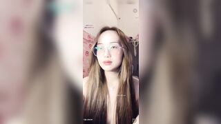 E teen Việt kính cận mặt xinh livetream show vú mũm mĩm đầy đặn cực dâm