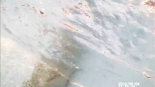 Quay lén cặp đôi dâm làm tình public trong hồ bơi p2