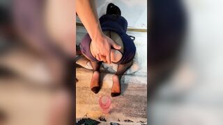 Móc lỗ đít của con chó cái mông to dâm đãng chảy đầy nước lồn
