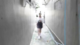 E họ đến nhà chơi đc a trai dạy cho cách ăn chuối đúng cách