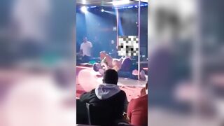 Gái nhảy và chai sâm panh trên sân khấu