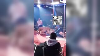 Gái nhảy và chai sâm panh trên sân khấu