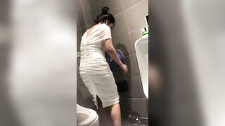 quay lén gái xinh đi đái - phần 5