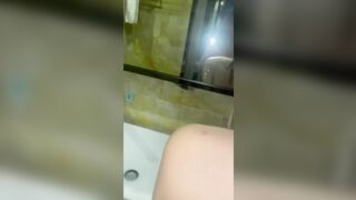 Lén lút trốn mẹ lên doggy e họ xinh trg nhà tắm còn quay vid trc gương làm kĩ niệm