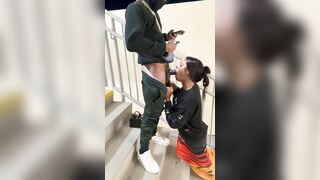 Bú cu public ở cầu thang xuống hầm