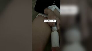 Cho em sử dụng thử sextoy máy rung đời mới nhét máy vô lồn em sướng điên