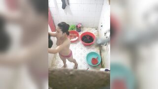 Quay lén con bạn thân Loli đi tắm, Muốn Nhào vô djt nhau nứng vl