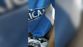bé sinh viên vừa xem tiktok vữa cươi ngựa