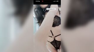 học sinh đeo kính thích làm con thỏ
