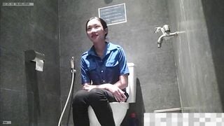 quay lén em sinh viên áo đoàn đi đái trong nhà vệ sinh của trường
