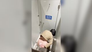 quay lén nhà vệ sinh gái xinh đi đái - phần 4