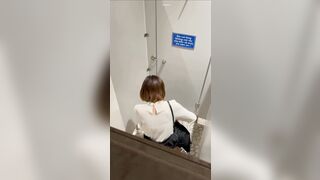 quay lén nhà vệ sinh gái xinh đi đái - phần 4