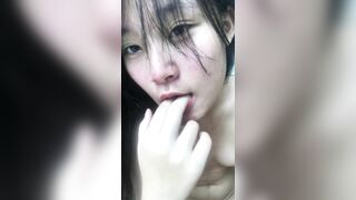 em đang dậy thì lên dâm quá tự tay móc lồn ra nước rồi mút tay