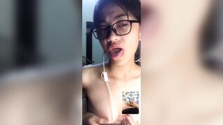 Call sex với nhỏ bạn chung lớp bắt nó móc lồn xoa vú cho mình sục p2