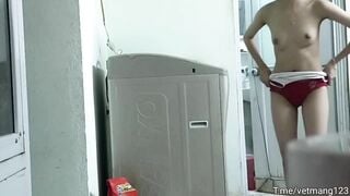 Quay lén em lớp 10 quần xì đỏ vú non đi tắm p1