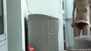 Quay lén em lớp 10 quần xì đỏ vú non đi tắm p1