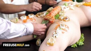 Ăn sushi trên mẫu khỏa thân và chịch