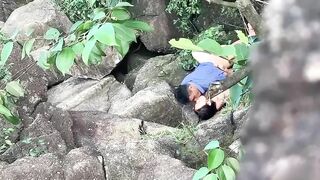 Quay trộm khách du lịch đụ anh bảo vệ