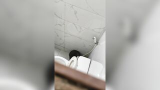 Quay lén em gái đi đái ở quán bia