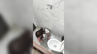 Quay lén em gái đi đái ở quán bia
