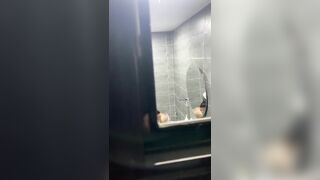 Seri Quay lén em gái hàng xóm