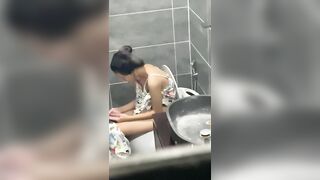 Seri Quay lén em gái hàng xóm