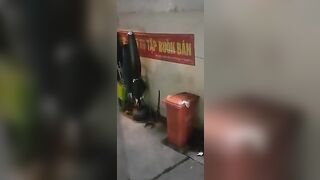 Anh bee hiếp dâm người vô gia cư