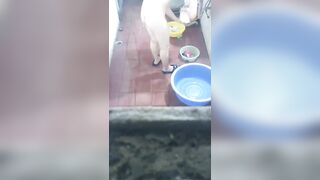 Quay lén em hàng xóm trần truồng giặt quần áo