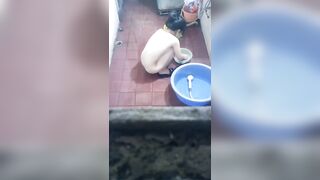 Quay lén em hàng xóm trần truồng giặt quần áo