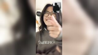 Bé kính cận trung học cở sở vô phòng tắm cởi đồ cho thằng bạn thân xem má body ác qá