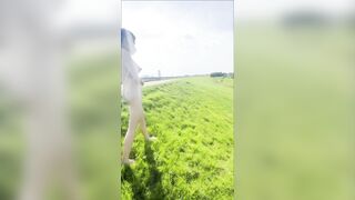 Dắt em salve đi dạo khi trần truồng ngoài đường