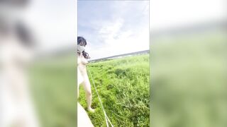 Dắt em salve đi dạo khi trần truồng ngoài đường