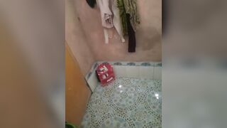 khi bà chị đang tắm