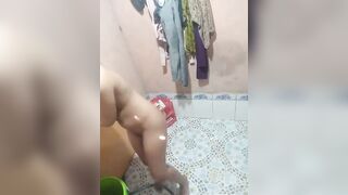 khi bà chị đang tắm