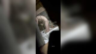 quay lén bé hàng xóm tắm chuồng
