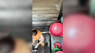 con rể khón nạn quay lén mẹ vợ tắm